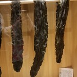 馳走 啐啄一十  - 昆布
      ①羅臼昆布の出汁は主張のある多重な旨みが特徴なコクのある味わい。
      ②利尻昆布の出汁は透明感がありながらも輪郭がはっきりしたキレのある味わい
      ③真昆布の出汁は調和がとれた穏やかで円やかな味わい