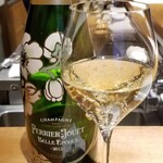 馳走 啐啄一十  - お酒①ペリエ・ジュエ・ベル・エポック2012(シャンパーニュ、フランス)
      美しいアネモネのボトルと洗練された味わい
      葡萄品種:シャルドネ50%、ピノ・ノワール45%、ピノ・ムニエ5%