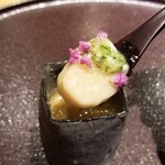 馳走 啐啄一十  - ①真鯛(愛媛県来島海峡産)の白子豆腐、羅臼昆布出汁のジュレ掛け
      白子を豆腐仕立てにしてより滑らかに
      紫蘇の花を散らして雅な仕上がり
      羅臼昆布のジュレは後味の複雑な旨みが連峰の如く連なっています