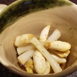 馳走 啐啄一十  - ②落花生もやし(福岡県産)と煮黒鮑(福岡県産、80℃で5時間煮たもの)の焚き合わせ
      軟らかなピーナッツ、不思議な食感
      発芽している分サッパリしてる気がする