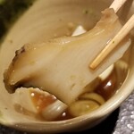 馳走 啐啄一十  - ②煮黒鮑(福岡県産、80℃で5時間煮たもの)
      産卵期は秋～冬、旬は初夏～夏
      春は時期的に身が太っておらず、5時間焚くと2/3位まで縮んでしまう
      味わいは旬よりもやや旨みが浅いがこの時期のものではベスト