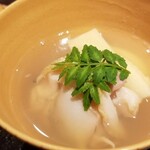 馳走 啐啄一十  - ③蛤(京都府天橋立産、7年物)、白筍(大阪府木津産)、山椒の木の芽、真昆布&蛤の出汁のお椀
      蛤出汁の旨みが真昆布出汁の調和がとれた穏やかで円やかな味わいとマッチ
      蛤は年数が上がると旨みが深くなります