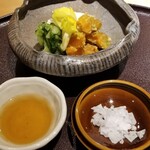 馳走 啐啄一十  - ④渡り蟹(佐賀県産)の身と内子、胡瓜&金魚草、土佐酢
      産卵期は春～夏、雌蟹の旬は包卵する冬～春
      身の穏やかな旨み、濃いめな内子の旨み、異なる旨みのハーモニー、土佐酢で味わいをまとめつつ楽しみます