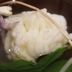 馳走 啐啄一十  - ⑤虎魚(広島県豊島産)、片栗の花と葉、柚子の花、利尻昆布&鮪節の出汁のお椀
      産卵期は初夏～夏、通年を通して美味しい
      低脂肪なので脂が拡がらずお椀向き
      旨みは河豚と同じくアミノ酸由来なのでクドクない