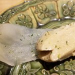 馳走 啐啄一十  - ⑧皮剥(広島県江田島産、2日寝かせ)、皮剥の肝(広島県江田島産、5日寝かせ)
      産卵期は初夏～夏、旬は秋～冬
      コリ感を残しつつ旨みを引き出す仕上げ
      肝を寝かせるのは相当難しい
      力強いコクと旨みがあります