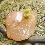 馳走 啐啄一十  - ⑨真鯛(愛媛県来島海峡産、吉文、5日寝かせ)の醤油洗い
      産卵期で真鯛の状態は悪いが市場で1,000匹から1匹を選別
      通常の3日寝かせよりプリプリし、5日寝かせよりも旨みと甘みがあります