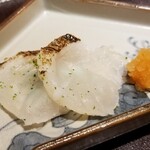 馳走 啐啄一十  - ⑩炭火炙り虎魚(広島県豊島産、3日寝かせ)
      身は河豚と同じく低脂肪、肝に脂を溜め、皮下にコラーゲンや身にアミノ酸を蓄え、旨みも抜群
      この魚体は身に虹彩が出ており脂ものってます
      これって珍しい個体です