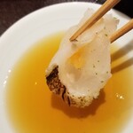 馳走 啐啄一十  - ⑩炭火炙り虎魚(広島県豊島産、3日寝かせ)
      稀少な脂がのった虎魚、炙りで熱を加え脂を活性化させています
      1つは山葵と塩で虎魚の味わいを確認しつつ、もう１つは31年継ぎ足しのオリジナルポン酢で