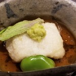 馳走 啐啄一十  - ⑮新蓮根(熊本県産)の揚げ餅、乾燥蕗の薹&空豆添え
      もちもちプルルンな新蓮根の揚げ餅、優しい甘みが拡がります
      お出汁も最後まで飲み干しました。