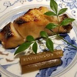 馳走 啐啄一十  - ⑯炭火焼き黒鯥(静岡県駿河湾産、サスエ前田魚店、5日寝かせ)、蕗の煮物
      炭火焼きで脂を活性化、箸を入れると蒸気が立ち昇り、皮はパリパリ、身はジューシー♪
      バイオレンスな脂の旨みが口の中で爆発ー！