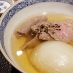 馳走 啐啄一十  - ⑰榊山牛(広島県熊野産)の出汁(真昆布&いりこ、鰹節、鯖節、あご節)しゃぶしゃぶ、新玉葱(兵庫県淡路島産)
      榊山牛は肉の味が強い！ので出汁しゃぶする位が好み
      生体熟成すると脂の融点が下がり口溶けが凄い