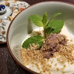 馳走 啐啄一十  - ⑳白胡麻プリン、粒餡&ミント載せ
      モチモチぶるぶるな食感と控えめな甘さ
      滑らかな口溶け
      こし餡も溶ける様な円やかさ
      白胡麻の香りが宴の終演を彩ります