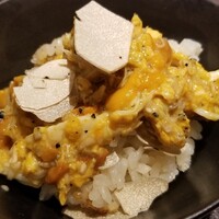 馳走 啐啄一十  - ⑲渡り蟹&北紫雲丹(北海道産)&卵出汁とじ夏トリュフご飯
                    普通の卵出汁とじでなく渡り蟹&北紫雲丹がどっさり！
                    そして夏トリュフもタップリ♪
                    トリュフの華やかで艶やかな薫りが立ち昇り至福へと誘います