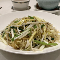 揚州名菜 秦淮春 - 揚州風色どり野菜入り塩やきそば
                    野菜がたっぷりでボリュームがあります。
                    黄ニラにもやし、ニラと椎茸、金針菜が多めに。
                    塩加減は軽めですが、かなりオイリーですので温かい烏龍茶が有り難かったです。