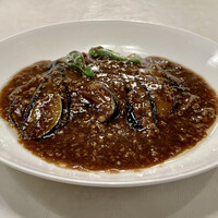 揚州名菜 秦淮春 - 醤焼茄子　挽肉と茄子の味噌炒め（ハーフサイズ）
                    甘めの味噌に挽肉たっぷり、茄子も2個分を四つに切って更に包丁を入れ味を馴染ませています。
                    これはご飯が欲しくなる味付けです♪