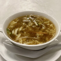 揚州名菜 秦淮春 - 酸辣湯　酸っぱ辛いトロミのあるスープは野菜の細切りなどが具沢山。　椎茸・豆腐・豚肉・筍・絹サヤ・人参の溶き卵、野菜のシャキシャキさが良いです。 ボリュームも一人前には丁度良く、想像通りの美味しさです。