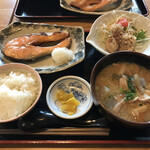 武屋食堂 - 銀鮭の塩焼きと小豚汁定食 990えん