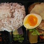 弁当カチャカチャ - 長ネギ大葉のハンバーグ白味噌ソース＋鶏手羽元＋おかずたくさん