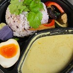 弁当カチャカチャ - チキンと素揚げ野菜のタイ風イエローカレー