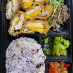 弁当カチャカチャ - 牛肉しぐれ煮＋梅肉大葉チーズのササミ挟み揚げ＋おかず