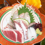 お食事処 灘や - 刺身は６種類ほどでしょうか。どれも新鮮で歯ごたえも良く、とてもＧＯＯＤでした。