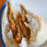 桟歩道 - 「甘口オニオンカレーぱん」割ったところです(9/29UP)