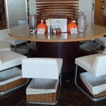 中華そば 高安 - 丸いテーブル席！しゃれてる～♪(^o^)丿