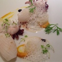 レフェルヴェソンス - 新イカのアラプランチャ。甲殻類のカラメル、貝のジュ。