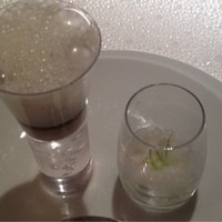 レフェルヴェソンス - アミューズ。キノコのムース、アワビ。液体窒素を使ったトマト。