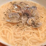 スパゲティハウス - ボンゴレビアンコ(2Lサイズ※150g)¥1,230-✨もはやスープスパゲティ！アサリのエキスたっぷりに白ワイン。粗みじん切りのガーリックにミックスハーブが香り高い♪