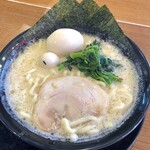 横浜家系ラーメン春吉家 - 塩豚骨ラーメン　たまご追加　普通麺・濃い味・脂普通