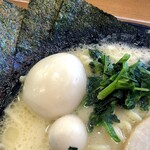 横浜家系ラーメン春吉家 - ウズラの卵はデフォっすよ！