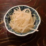 龍華餃子 - お通しの酢の物