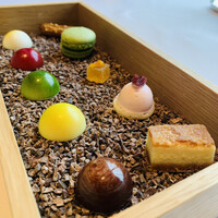 ラ メゾン ドゥ グラシアニ 神戸北野 - ⑨【小菓子10種+お茶】
                    胡麻エクレア、緑茶マカロン、蜜柑ゼリー、桜ムース、タルトフロマージュ、ボンボンショコラ5種（ジャスミン、フランボワース、ヨモギ、柚子、ボウモア：スコッチウィスキー）