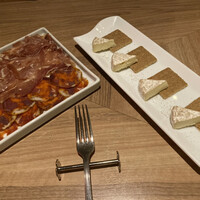 VIRGO 銀座 - - カマンベールチーズのカナッペ - イベリコ豚チョリソ - スペイン産ハモンセラーノ