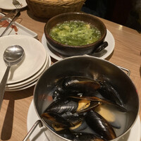 VIRGO 銀座 - - プリプリ海老のアヒージョ - バゲット - ムール貝の白ワイン蒸し