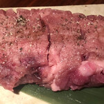 焔立つ肉寿司と牛タンタワー 肉処 双葉 三宮 - 厚切り塩タン