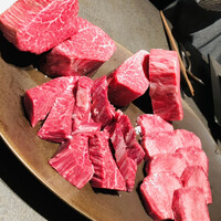 焼肉 思食 - 奥の左手が川岸牧場のシャトブリ。右手が上田畜産のシャトブリ。手前左が栃木のハラミ、右が同じく栃木の牛タンです