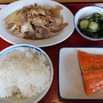 富山上袋食堂 - 鮭塩焼き＆わかめ酢＆ご飯小＆豚の生姜焼き