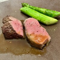 ラ・サンテ - 6歳のマトンの薪焼き（モモと背肉）グリーンアスパラ添え