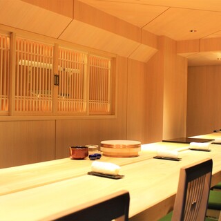 The store is based on a modern Japanese style, using traditional woodworking techniques such as Kumiko Senbon latticework.