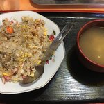 後藤食堂 - キャーーー！チャーハン ¥600。
      注文してお母さんは奥の厨房へ・・・それからフライパンカンカン振る音どころか、ずーーーっと静かなまま。
      無音のまま突然現れたチャーハンと味噌汁。
      
      (´⊙ω⊙`)