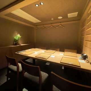 Relax in a tearoom-like space designed by world-famous designer Hiroki Michishita