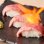 NIKUダイニング meat meet - バラ肉の中では最上級の「三角バラ」の肉寿司