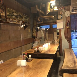店主が趣向を凝らした店内は、幅広い年齢層に愛される空間