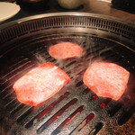 銘酒と焼肉 京澤 - 鉄板が厚く・熱く、さっと焼くのに最適。お肉がひっつかない！
