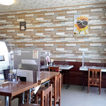 麺カフェ ひまわり - コロナ対策済の店内