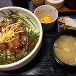 こぶや亭 - なかおち丼＋卵、￥850＋税。