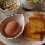 ういんぐ - ●アイスコーヒー　430円（終日モーニングサービス付き）
の茹で卵、フレンチトースト