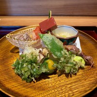 京味 もと井 - 八寸 シャコとフルーツトマト、赤蒟蒻、鯛の子、蓬麩、飯蛸のうま煮、空豆、万願寺唐辛子とこごみの天ぷらほか